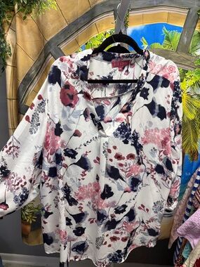 Rose & Thyme White Floral V-Neck Blouse in Pink & Navy